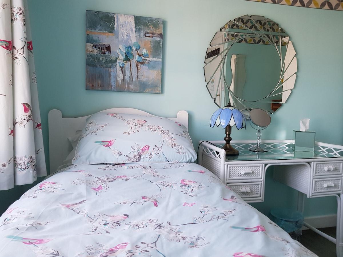 SAFE STAY for solo females in friendly family home