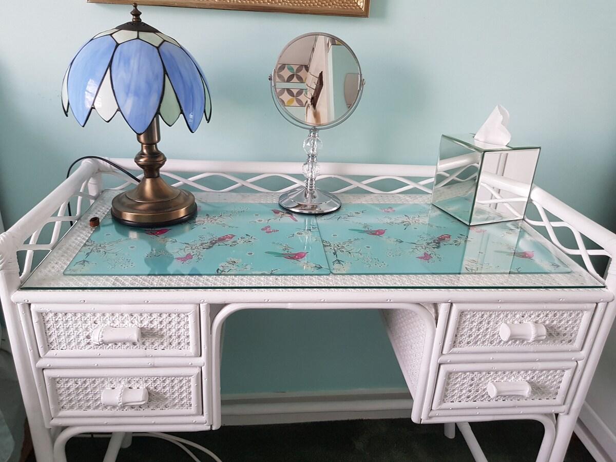 SAFE STAY for solo females in friendly family home2
