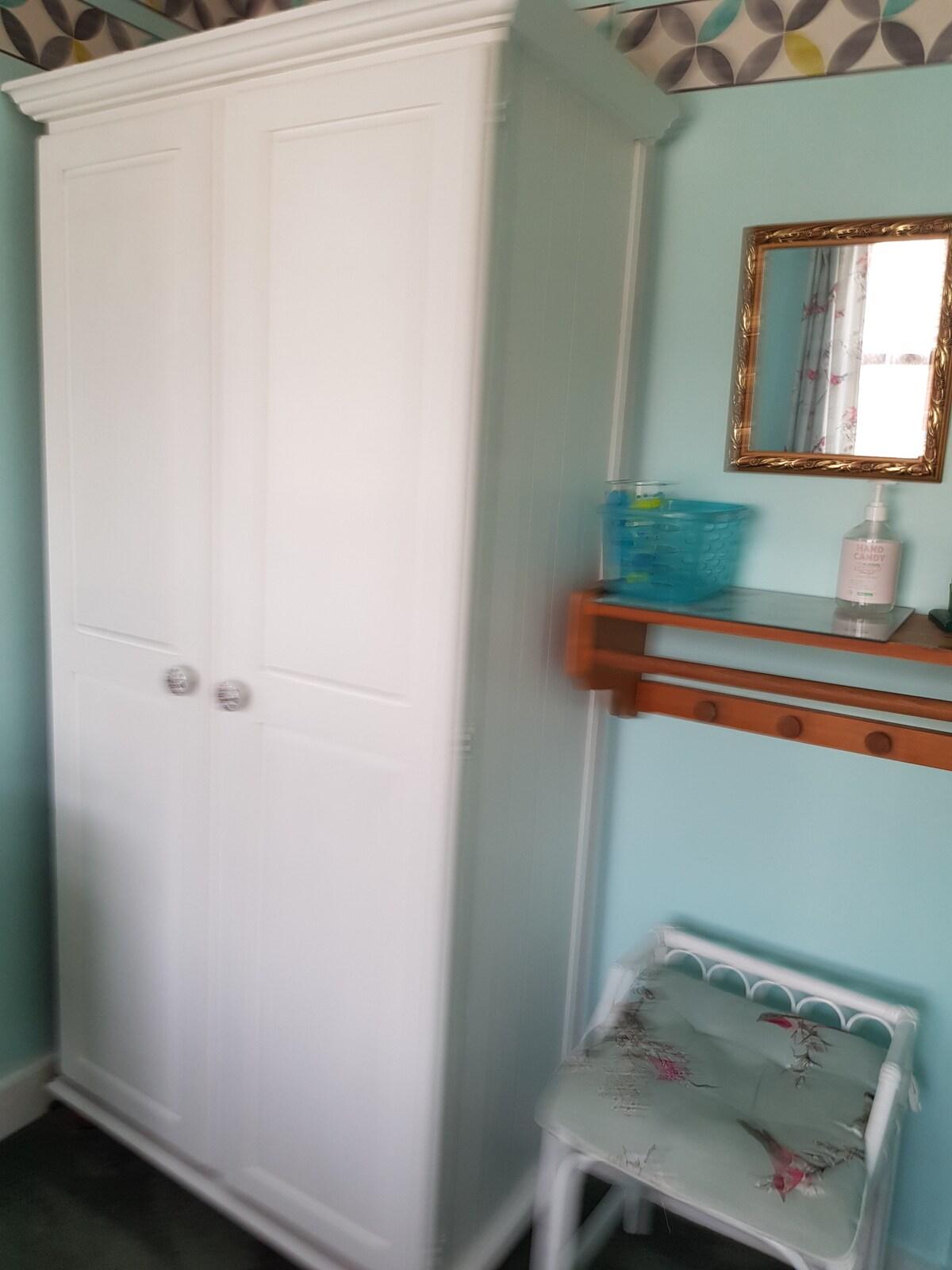 SAFE STAY for solo females in friendly family home3