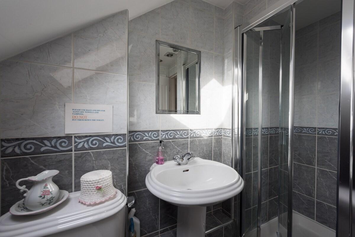 SAFE STAY for solo females in friendly family home4