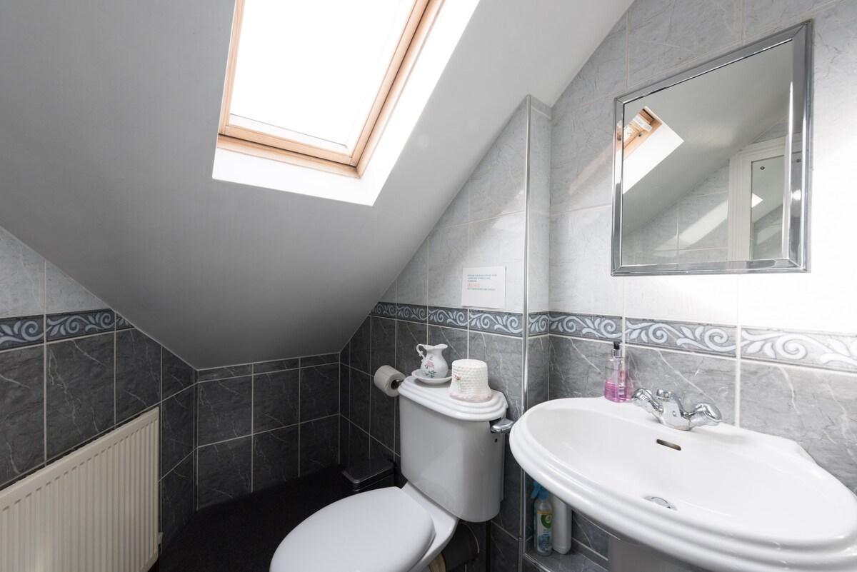 SAFE STAY for solo females in friendly family home5